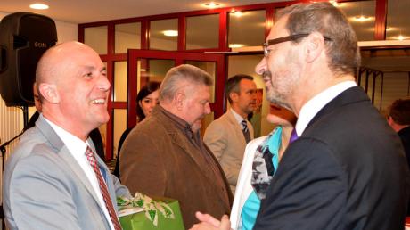 Ein freundlicher Plausch gehört mit dazu, wenn ein Landrat (Klaus Metzger, links) einem Bürgermeister (Manfred Wolf) gratuliert.  