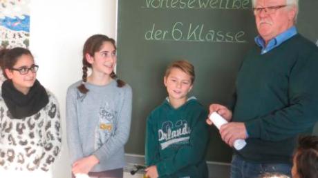 Die Klassensieger der Mittelschule Dasing (von links) Magdalena Rhawi, Yami Schusche und Daniel Niedermeir, lasen um die Wette. Zur Jury zählte Rektor Helmut Lenz. 	