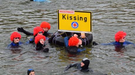 Brrrr! Ins vier Grad kalte Wasser begab sich die Kissinger Wasserwacht beim berühmten Neuburger Donauschwimmen.