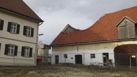Der Zahn der Zeit nagt an dem Stallgebäude, das zu dem historischen Dreiseithof in Heretshausen gehört. Am westlichen Giebel ist ein Teil des Daches eingebrochen. Ein Investor will das Gebäude abreißen und neue Häuser bauen.