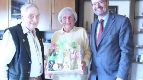 Ihren 60. Hochzeitstag feierten Susanna und Peter Schatz. Dazu gratulierte Kissings Bürgermeister Manfred Wolf (rechts). 	