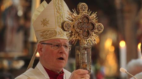 Bischof Konrad Zdarsa, wie er den Segen mit dem Ulrichskreuz spendet. Am Palmsonntag wird er in Ried den Kreuzweg beten
