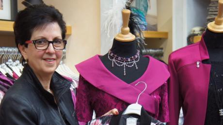 Barbara Hintermair bietet in ihrem Bekleidungshaus neben Tracht und Herrenanzügen auch aktuelle Damenmode. Seit fast 30 Jahren schafft sie es, die Kunden für ihren Einkauf nach Ried zu locken. 	