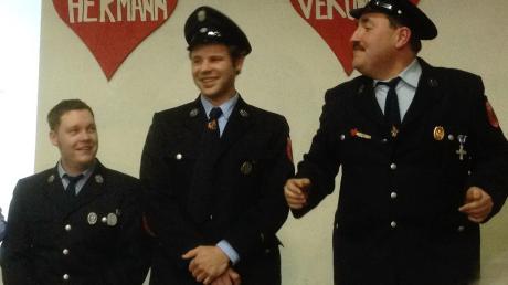 Kniend baten die Rieder Feuerwehrmänner um die Übernahme der Patenschaft: (v.l.) Jürgen Helfer, Ulrich Erhard und Franz Kneißl.