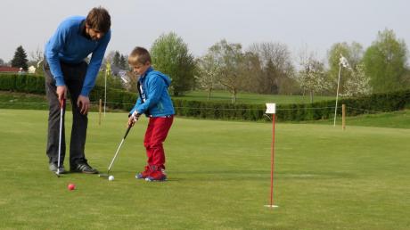 Klubmanager Alexander Burkhart hat Tipps für den fünfjährigen Golfneuling Michael.