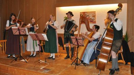 Die Gögerlgeiger aus Weilheim spielten Walzer, Landler, Dreher, Polka, Boarische und Figurentänze (links). Die Vortänzer und Tanzleiter Monika und Herbert Köberlein führten die Gäste übers Parkett (rechts).  	