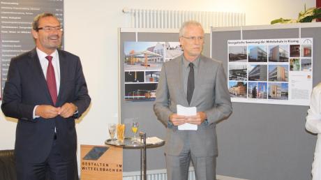 Bürgermeister Manfred Wolf (links) und Kreisbaumeister Johannes Neumann (rechts) bei der Ausstellungseröffnung vor dem Exponat der Kissinger Mittelschule.