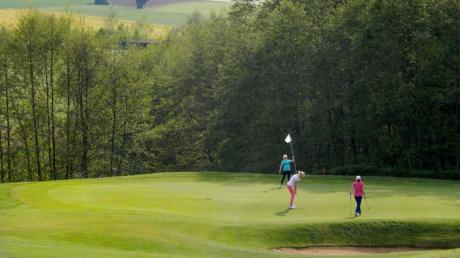 Wer bringt den Ball mit dem ersten Schlag aufs Grün? An Loch zwölf der Golfanlage Tegernbach darf gezockt werden.  	