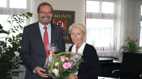 Im Rathaus verabschiedet der Kissinger Bürgermeister Manfred Wolf die scheidende Rektorin der Mittelschule Elisabeth Wieland.