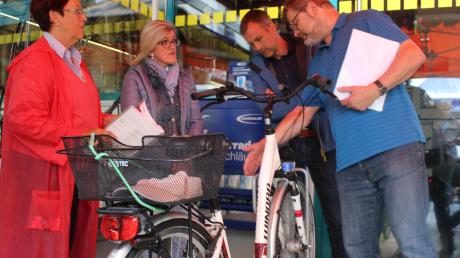 3. Bürgermeisterin Martha Reißner, Ulrike Sasse-Feile, Bürgermeister Roland Eichmann und Reiner Teuber begutachten einen Fahrradständer (der mit den meisten Stimmen)