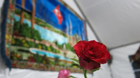 Für das  Fastenbrechen ist das Zelt bei der Friedberger Moschee an der Stefanstraße hergerichtet: Auf dem Tisch stehen Rosen, an der Zeltwand hängt ein Wandteppich, auf dem Istanbul dargestellt ist.