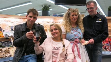 Sebastian Frisch, Mischhka Liskova, Heike Biechele und Michael Wollny (von links) freuen sich über die Spenden, die beim Supermarkt-Konzert durch Cocktails zusammenkamen.