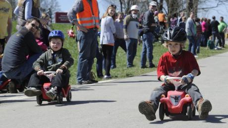Das Bobbycar-Rennen der Hörmannsberger Feuerwehr ist ein unterhaltsames Sonntagsvergnügen für die ganze Familie. 	