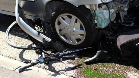 Ein Radfahrer ist mit einem Auto zusammengestoßen.