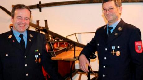 Anton Treffler (links) führte 24 Jahre als Vorsitzender die Feuerwehr Wessiszell, Karl Wohlmuth verantwortete 30 Jahre die Finanzen. 	
