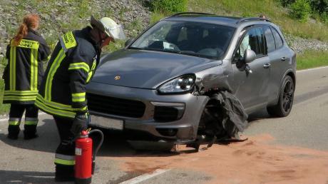 Bei einem Unfall auf der B300/Ortsumgehung Dasing sind ein VW Golf und ein Porsche frontal zusammengestoßen. 