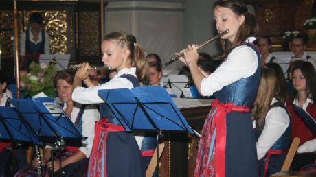 Als Solistinnen mit Querflöten waren Franziska Höger (links) und Theresa Leopold in der Wallfahrtskirche Maria Birnbaum zu hören. 	