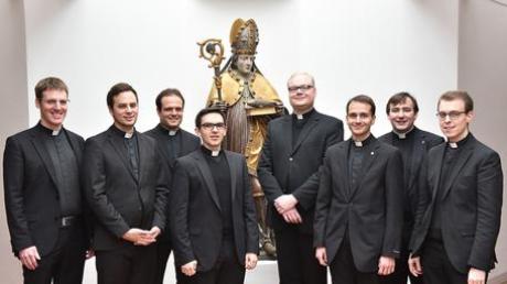Gemeinsam mit acht anderen Diakonen wurde Norbert Rampp (dritter von rechts) Ende Juni zum Priester geweiht. Einer der neun Neupriester fehlt auf dem Bild.