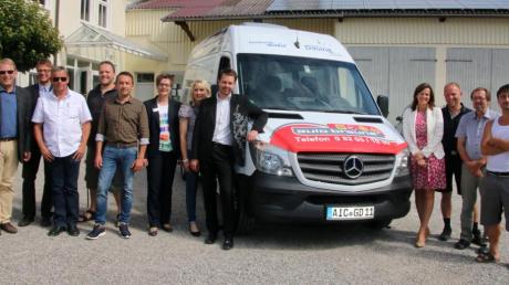 Der Bürgermeister und die beteiligten Werbepartner stellten das neue Dasinger Gemeindemobil vor. 	