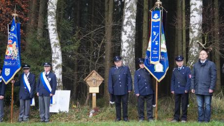 Auch eine Abordnung von Feuerwehrkameraden war mit dabei, als Ende 2014 an der Absturzstelle des Piloten Günter Schottenhammer die 50-Jahres-Gedenkfeier stattfand.