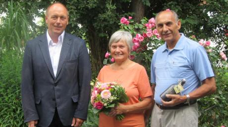 Bürgermeister Erwin Gestlacher gratuliert Maria und Josef Helfer aus Eismannsberg zur Goldenen Hochzeit. 	
