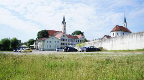 Die Gestaltung der neuen Rieder Ortsmitte ist das größte und wichtigste Projekt der Gemeinde. Gegenüber von Kirche und Rathaus soll ein attraktiver Dorfplatz mit einem Nahversorger entstehen.