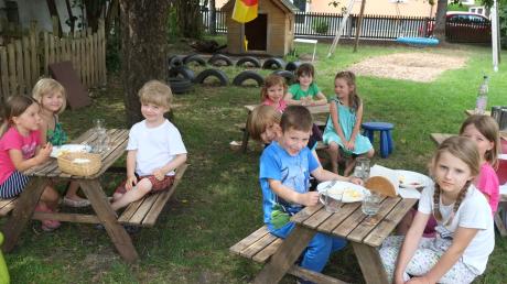 Bei schönem Wetter genießen die Regenbogenkinder ihr frischgekochtes Mittagessen im Garten der Einrichtung.