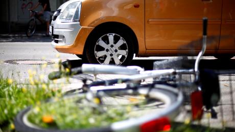 Eine Radlerin hat bei Ichenhausen eine Autofahrerin übersehen und ist gegen deren Wagen gefahren.