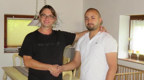 Michael Busse-Roth (links) und Munir Afandi sind nicht nur Mieter und Vermieter, sondern verstehen sich auch privat hervorragend. Die Friedberger Familie Busse-Roth hat eine Wohnung an eine Flüchtlingsfamilie vermietet.