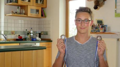 Der Adelzhauser Thomas Schmeikal hat für den TSV Friedberg zwei Medaillen bei den bayerischen Meisterschaften im Schwimmen geholt.