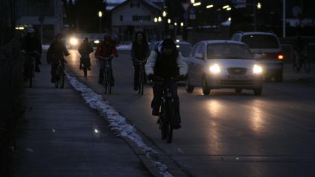 Radfahrer sollten im Dunklen unbedingt mit Licht fahren.