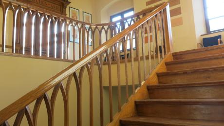 Sieht schön aus, ist aber für gehbehinderte Menschen kaum zu bewältigen: die historische Treppe im Friedberger Rathaus.