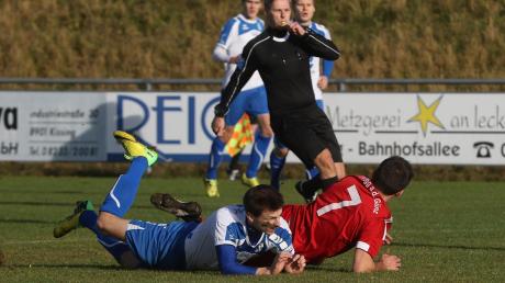 Dominik Pöhlmann (links) vom Kissinger SC am Boden. Gegen den SV Egg an der Günz unterlag das Team zu Hause mit 1:3.
