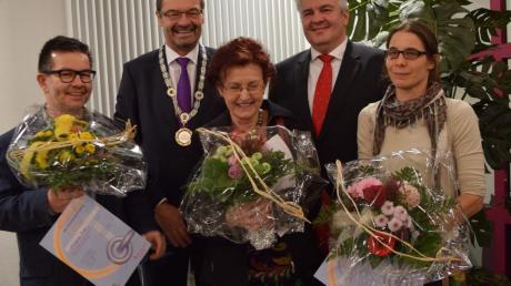 Von rechts: Melanie Schmidbauer-Krupp erhielt den 3. Preis, Margot Marquardt wurde Siegerin und Wolfgang Auer wurde Zweiter bei der Verleihung des Kissinger Kunstförderpreises. In der hinteren Reihe stehen (von links) Manfred Wolf und daneben Werner Kraus. 	