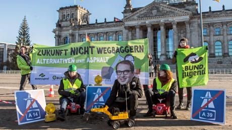 Aktivisten der Jugendorganisation des Bundes für Umwelt und Naturschutz Deutschland (BUND) demonstrierten  vor dem Reichstag gegen den Bundesverkehrswegeplan 2030, der auch den Weg für die Osttangente freimacht.