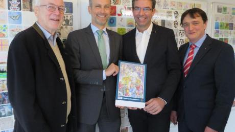 Die Friedberger Lions freuen sich über einen Rekordverkauf ihrer Adventskalender. Von links: Hans Deiml (Lions), Bürgermeister Roland Eichmann, Johannes Bauer und Michael Rosner (beide Lions). 	