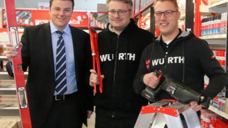 Niederlassungsleiter Stefan Schneid freut sich mit den beiden Mitarbeitern über den neuen Markt in Dasing: Alexander Heiserer und Roland Fahrbach (von links). 	