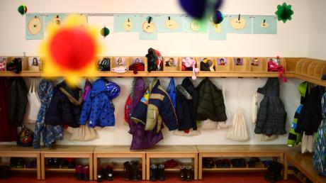 Die Garderobe einer Kindertagesstätte. In Dasing gab es Beschwerden über den Geruch in einem Kindergarten-Raum.
