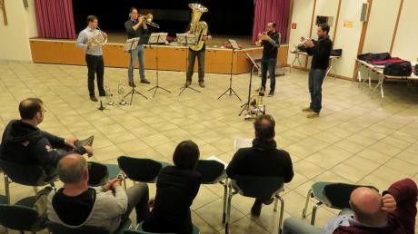 Vor ihrem Konzert in der Stadtpfarrkirche in Friedberg nahmen sich die Musiker von Harmonic Brass Zeit für einen Workshop mit den Men in Blech.