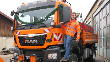 Markus Spätz posiert mit dem neuen Lkw, den sich der Baubetriebshof angeschafft hat.