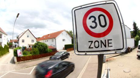 Bürger beschweren sich, weil sich Autofahrer nicht an Geschwindigkeitsbegrenzungen halten. 