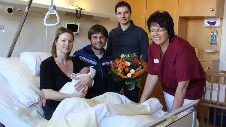 Das Neujahrsbaby im Friedberger Krankenhaus: (von links) Mutter Susanne Metzger mit Baby Leonhard, Vater Stefan, Dr. Radu Rizea und  Hebamme Christine Schack.