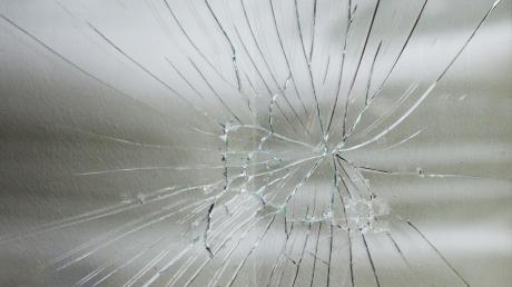 In Vöhringen ist die Schaufensterscheibe eines Supermarktes beschädigt worden.