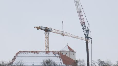 Mithilfe eines 100 Meter hohen Autokrans wurde gestern der Baukran im Friedberger Schlosshof demontiert.