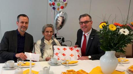 Maria Ender feierte ihren 100. Geburtstag. Dazu gratulierten Bürgermeister Roland Eichmann (links) und BRK-Geschäftsführer Robert Erdin. 	