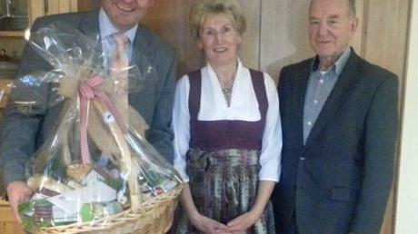 Bürgermeister Helmut Zech gratulierte Edeltraud und Ernst Wolf zur goldenen Hochzeit und überreichte einen Geschenkkorb. 	