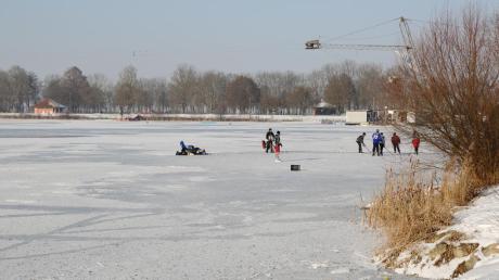 Eishockeyspieler auf dem Friedberger See. Bei der Party am Wochenende dürften sich noch deutlich mehr Menschen auf dem Eis tummeln.