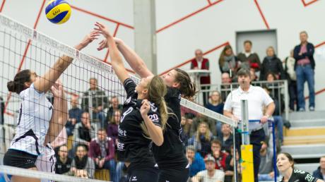 Volleyball, 3. Liga Ost, die Friedbergerinnen Franziska Bender und Kessi Hirscht (schwarz) wollen diesmal siegen.