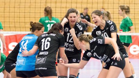 Die Friedberger Volleyball-Damen hatten allen Grund zum Jublen – gegen Eiselfing gelang ein unglaublich wichtiger 3:1-Sieg. Nun stehen die Aussichten auf den Klassenerhalt schon wieder ein bisschen besser. 