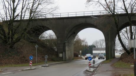 Künftig soll die Bahnbrücke an der Afrastraße nur noch einspurig passierbar sein.